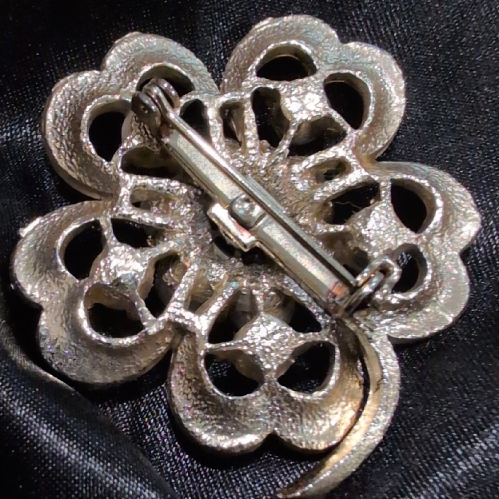 Elegant White Floral Pearl Brooch - Picture 6 of 8